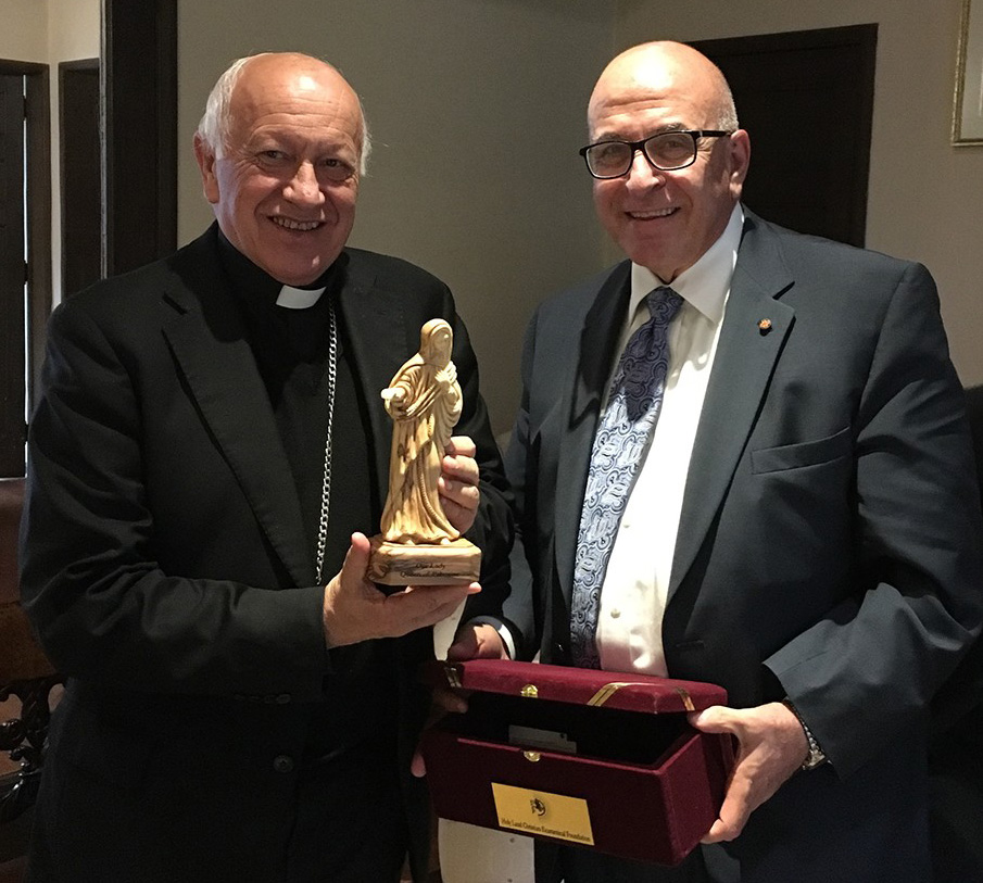 Sir Rateb Rabie regalo  una estatua de madera de olivo de Nuestra Señora de Palestina, tallada a mano por los cristianos de Tierra Santa a su eminencia el cardenal Ricardo Ezzati, S.D.B., Arzobispo de Santiago.